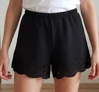 Short noir neuf découpe en bas